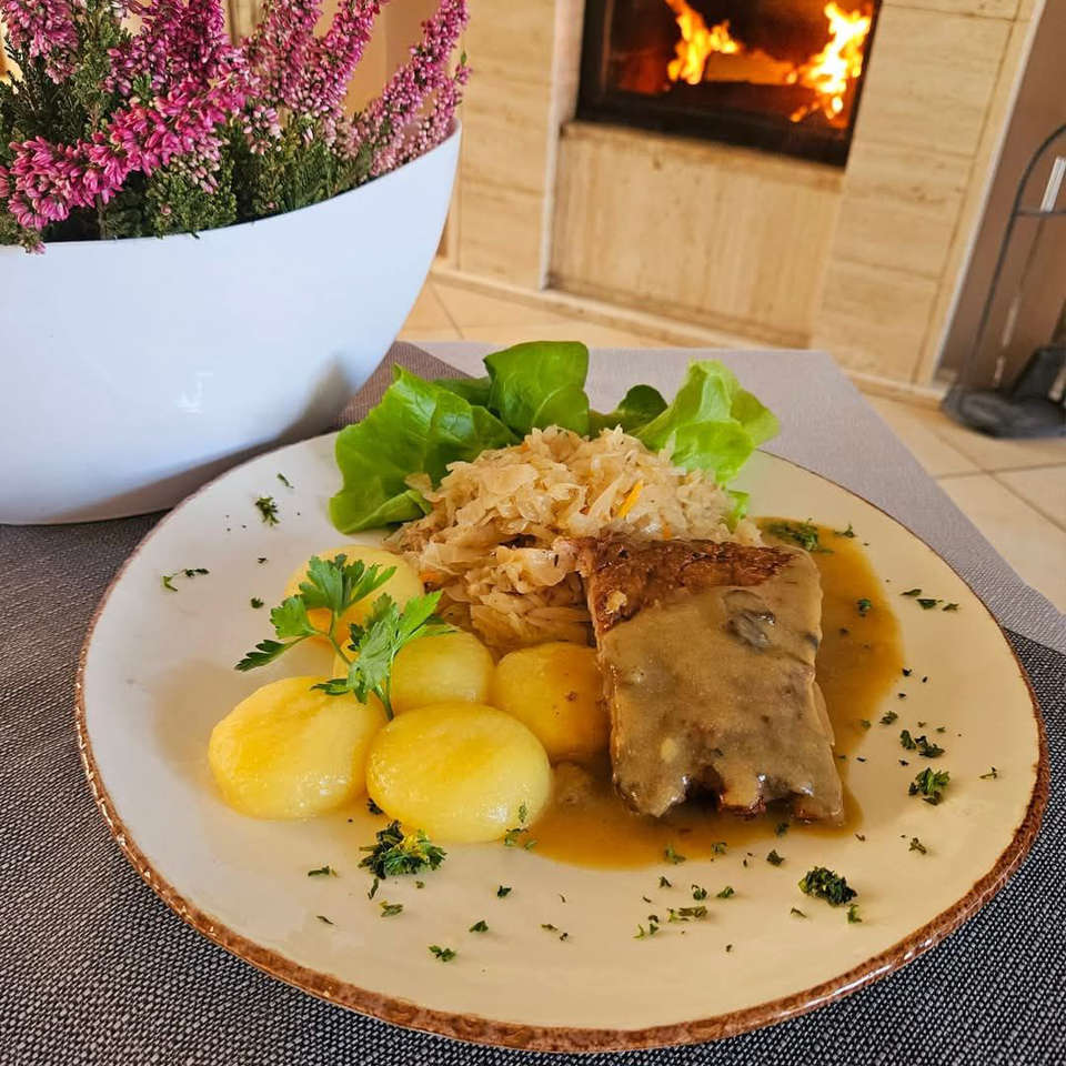 Soczyste żeberka w sosie grzybowym z kluskami śląskimi – propozycja lunchowa od Restauracji TRIO w Opolu.