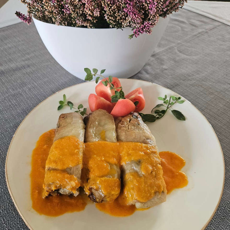 Domowe gołąbki w kremowym sosie pomidorowym serwowane jako lunch w Restauracji TRIO w Opolu.
