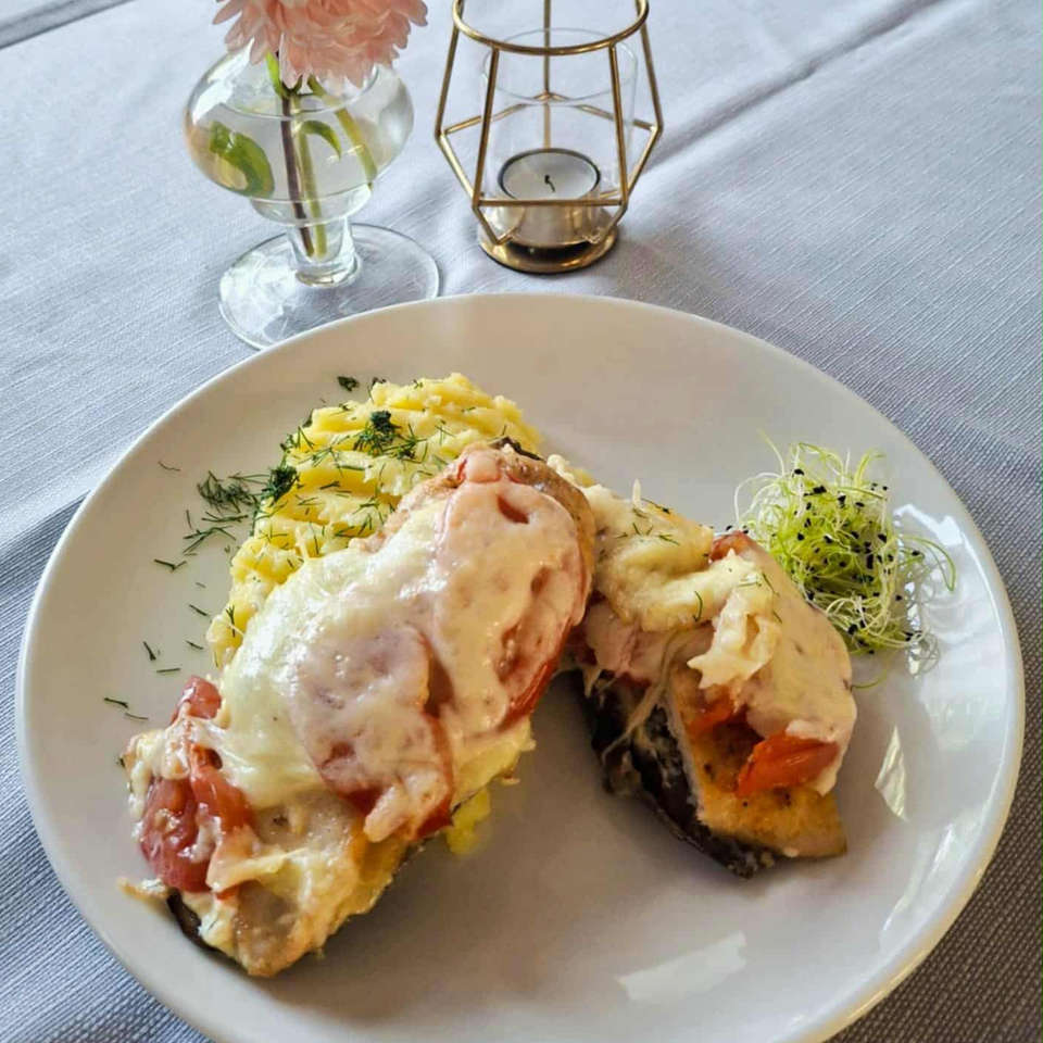 Aromatyczny bakłażan zapiekany z kurczakiem i serem jako lunch dnia w Restauracji TRIO w Opolu.