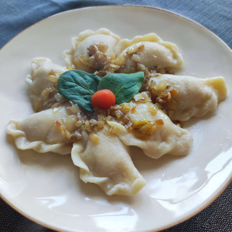 Domowe pierogi z ziemniakami i kapustą ze skwarkami] w zestawie lunchowym Restauracji TRIO w Opolu.