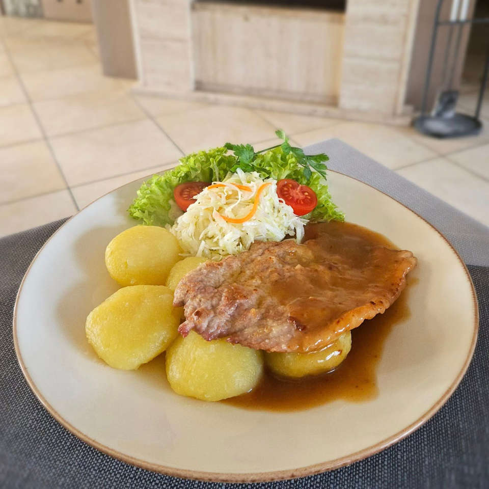 Tradycyjna bitka wieprzowa w sosie z kluskami śląskimi jako lunch w Restauracji TRIO w Opolu.