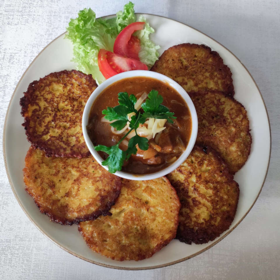 Sycące placki ziemniaczane z gulaszem wieprzowym serwowane jako obiad dnia w Restauracji TRIO w Opolu.