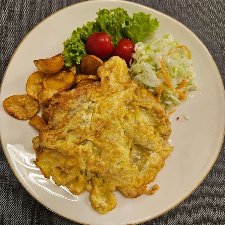 Delikatny kotlet po parysku z pieczonymi ziemniakami] w zestawie lunchowym Restauracji TRIO w Opolu.