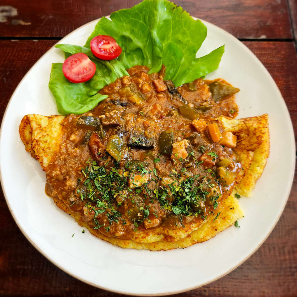 Wielki placek po węgiersku jako lunch dnia w Restauracji TRIO w Opolu.