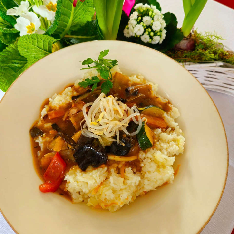 Orientalne danie chińskie z wieprzowiną i grzybami mun jako lunch dnia w Restauracji TRIO w Opolu.