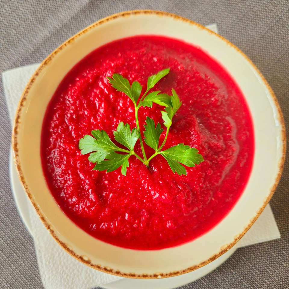 Aksamitny krem z buraka serwowany w Restauracji TRIO w Opolu.