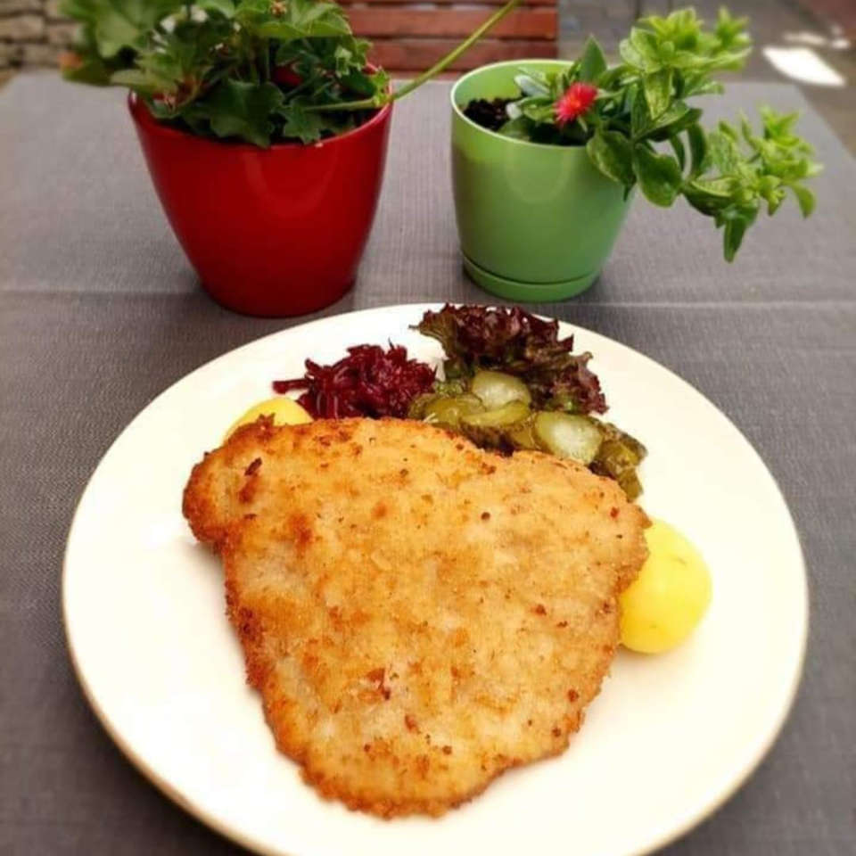 Chrupiący kotlet schabowy z ziemniakami puree i surówką w zestawie lunchowym Restauracji TRIO w Opolu.